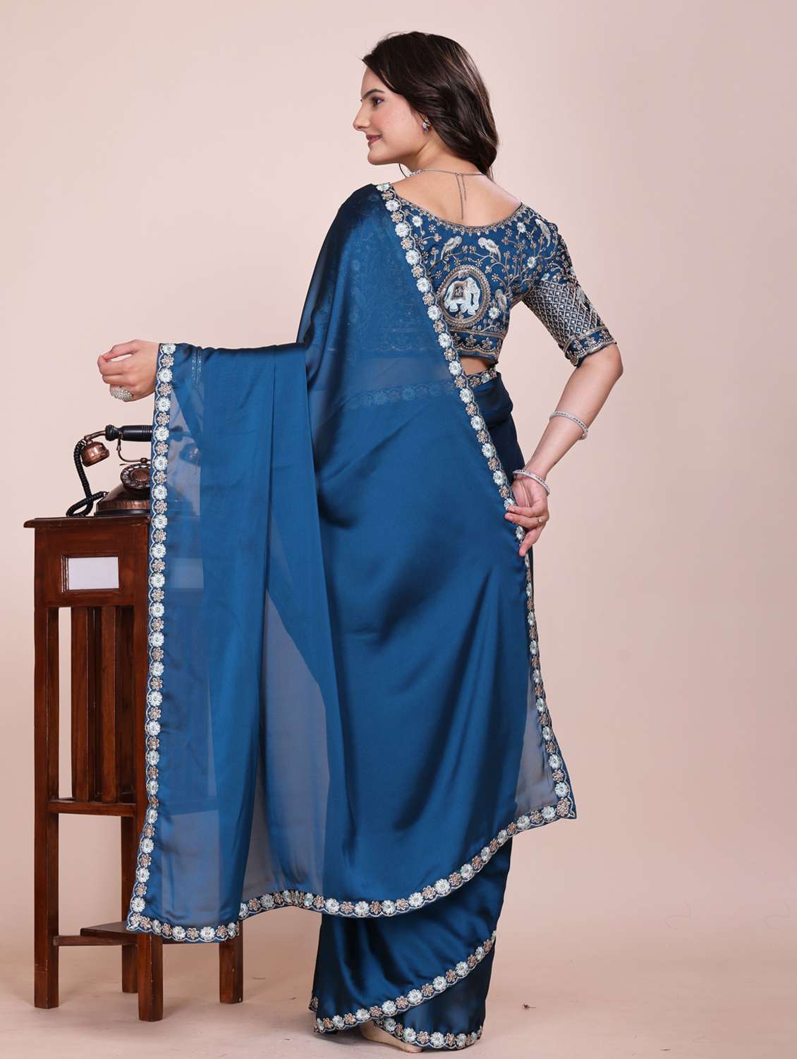 Women Solid With Bordered Saree With Blouse - 22729113 -  Standard Image - 3