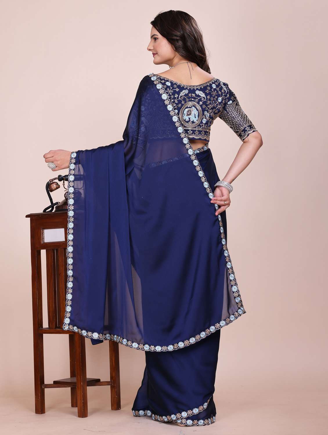 Women Solid With Bordered Saree With Blouse - 22729114 -  Standard Image - 3