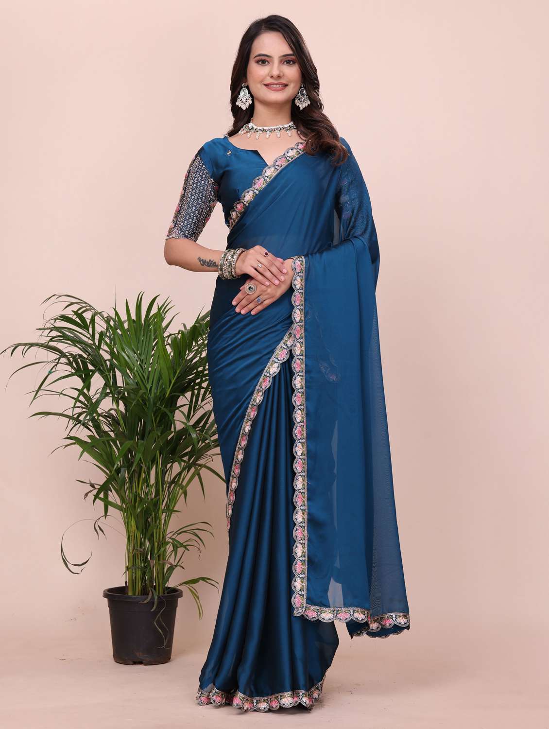 women solid with bordered saree with blouse