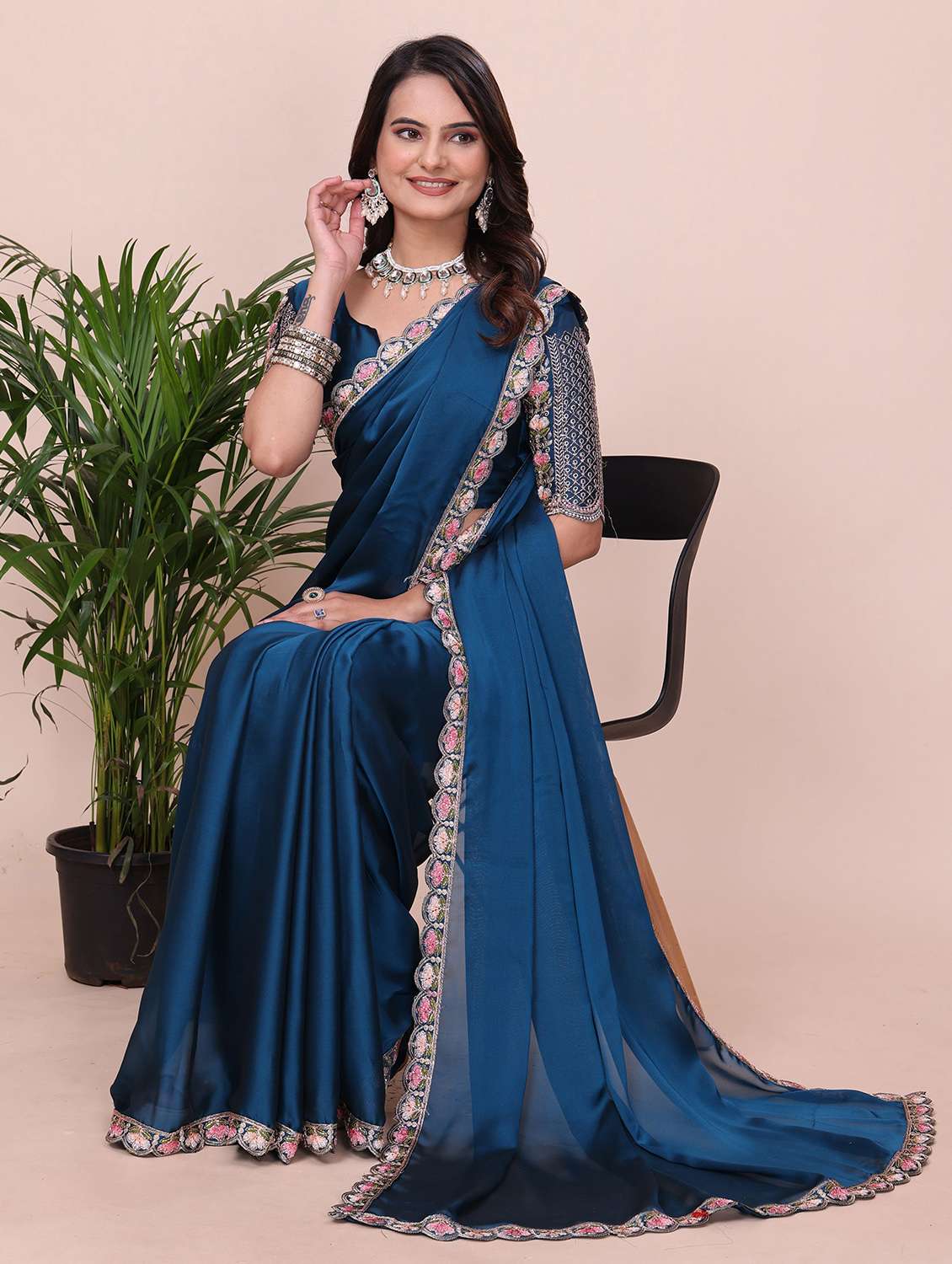 Women Solid With Bordered Saree With Blouse - 22729331 -  Standard Image - 3