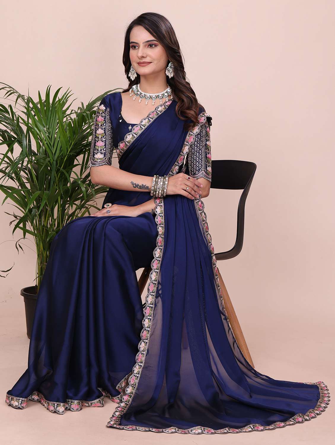 Women Solid With Bordered Saree With Blouse - 22729332 -  Standard Image - 3
