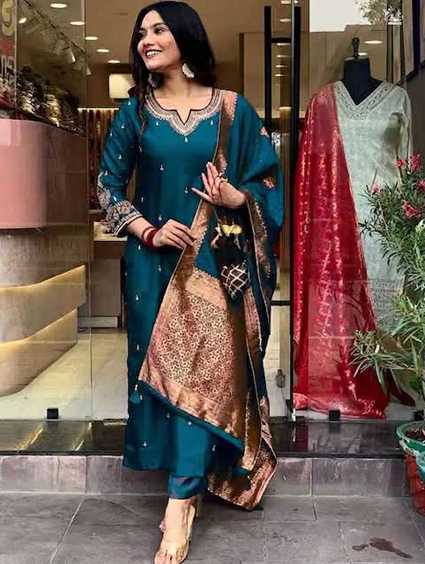 women embroidered three quarter sleeves kurta pant set with dupatta
