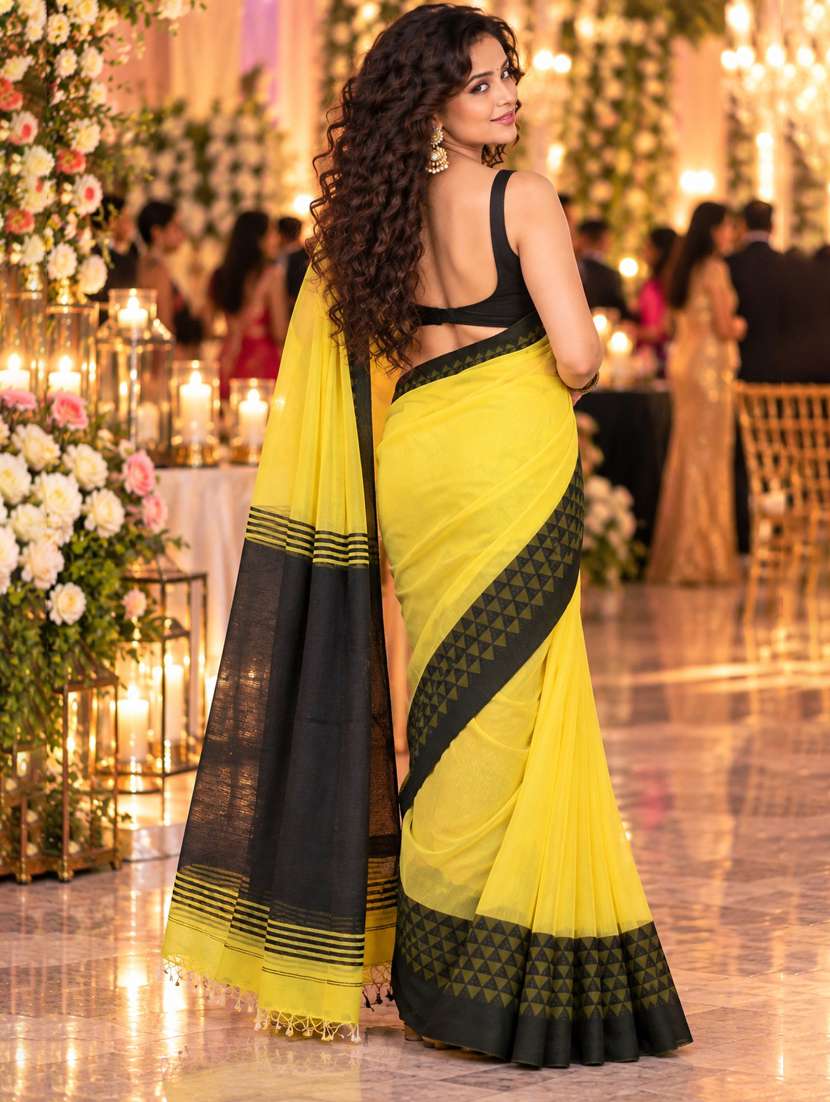 Women Solid With Bordered Saree With Blouse - 22730938 -  Standard Image - 3