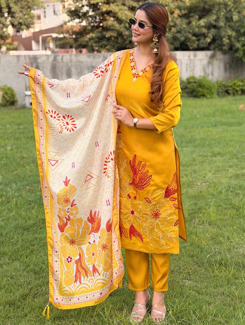 women embroidered three quarter sleeves kurta pant with dupatta set