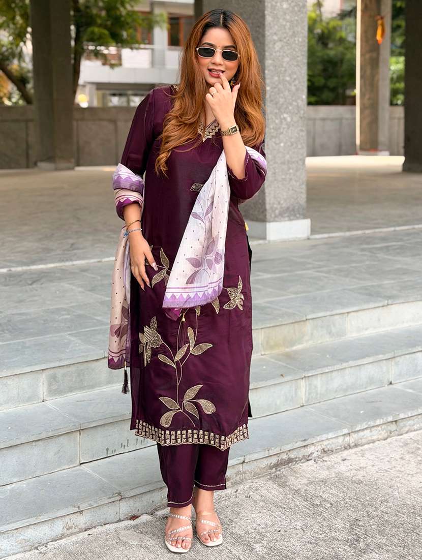 women embroidered three quarter sleeves kurta pant with dupatta set