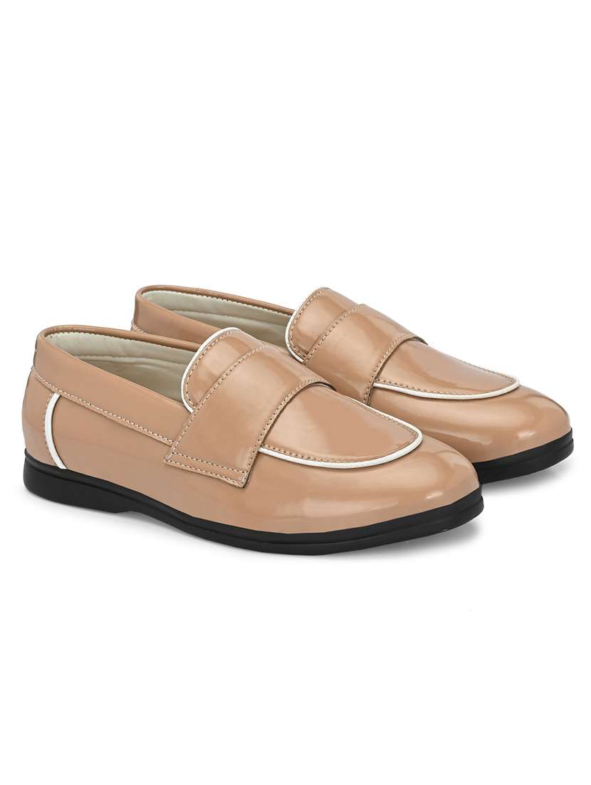 women solid slip on loafer