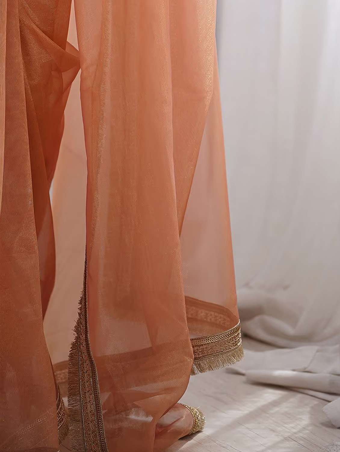 Women Solid With Bordered Saree With Blouse - 22736559 -  Standard Image - 3