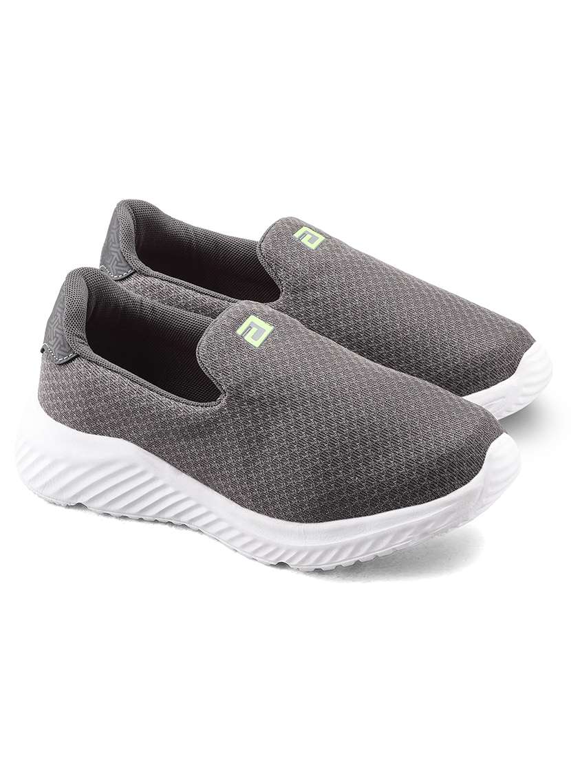boys textured slip on sports shoes