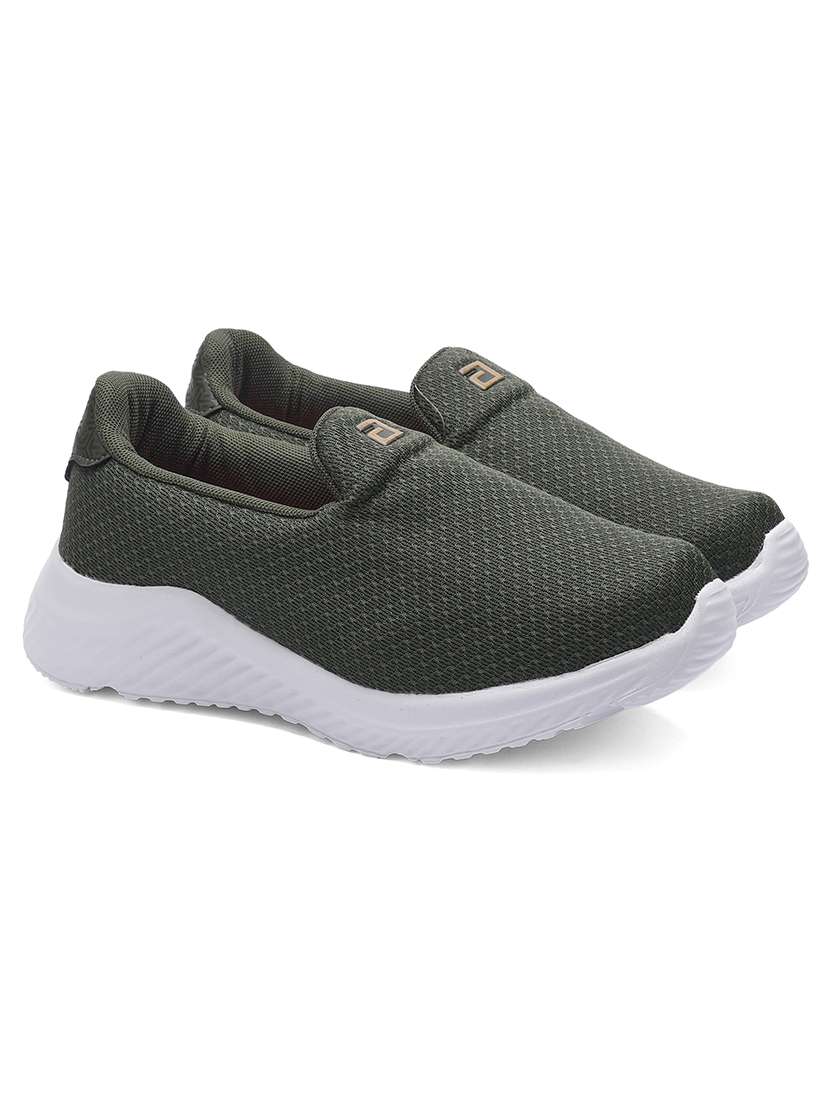 boys textured slip on sports shoes