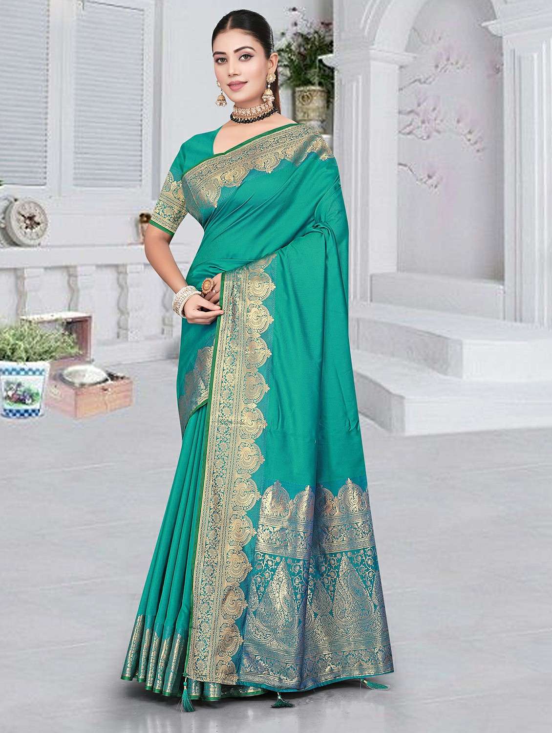women solid with bordered saree with blouse