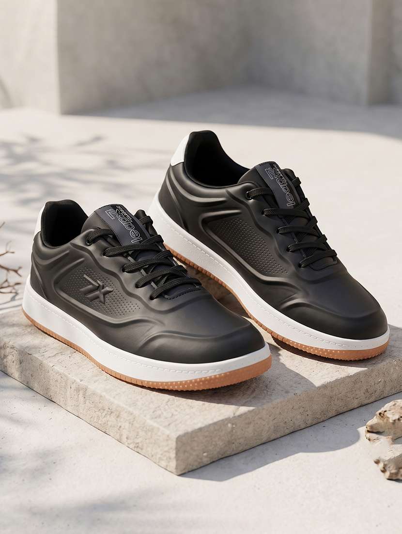 men black lace up sneaker