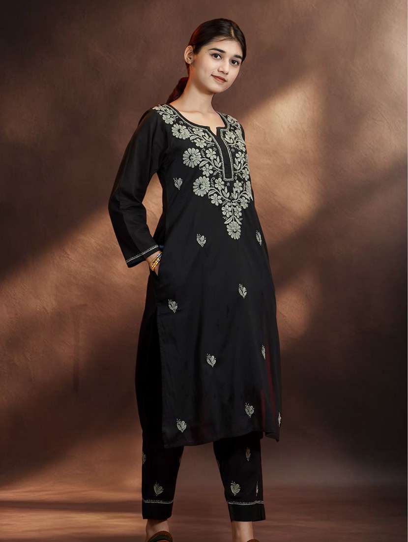 Women Embroidered Three Quarter Sleeves Kurta Pant Set - 22756222 -  Standard Image - 3