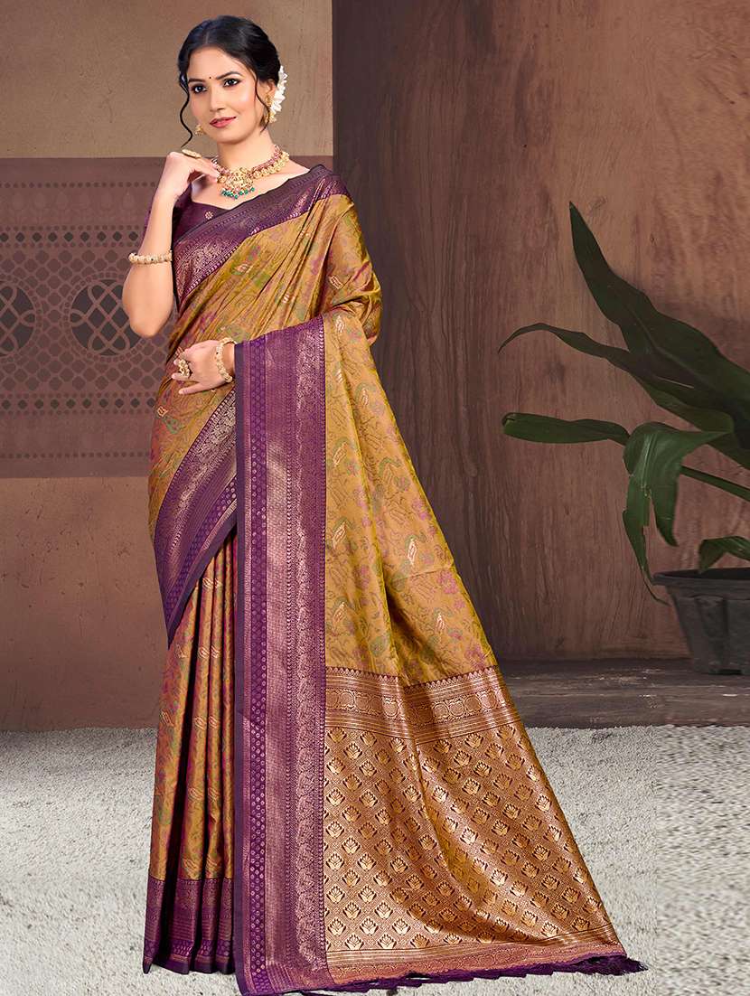 women self design bordered saree with blouse